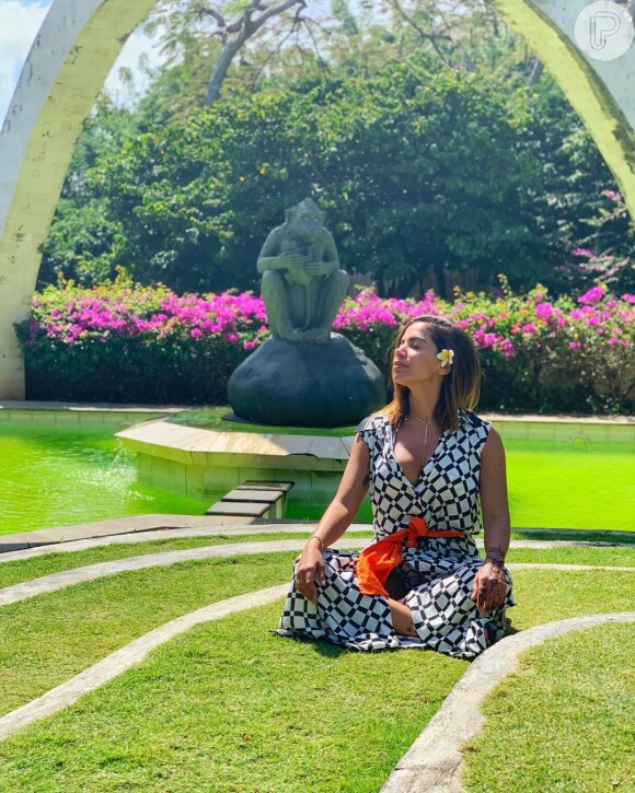 Anitta conheceu templos na Indonésia