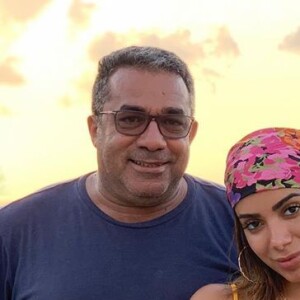 Anitta embarcou na viagem à Indonésia acompanhada do pai, Mauro Machado