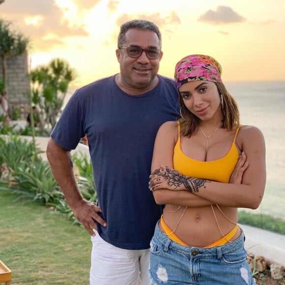 Anitta embarcou na viagem à Indonésia acompanhada do pai, Mauro Machado