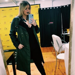 Marilia Mendonça apostou em look total black e deixou silicione em evidência