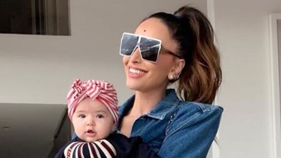 Aos 6 meses, filha de Sabrina Sato tem mais de dez óculos: 'Tenta colocá-los'