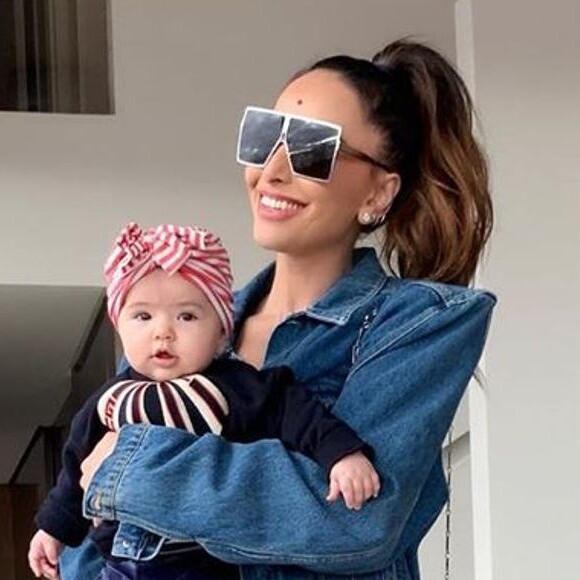 Sabrina Sato contou que a filha, Zoe, de 6 meses, tem mais de uma dezena de óculos: 'Até a festa de 1 aninho, eu consigo decidir tudo. Depois, ela escolherá'