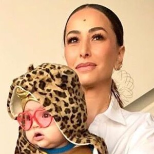 Sabrina Sato explicou o motivo da filha, Zoe, usar turbante: 'Não tem cabelo para prender os laço'