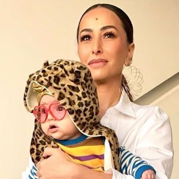 Sabrina Sato explicou o motivo da filha, Zoe, usar turbante: 'Não tem cabelo para prender os laço'