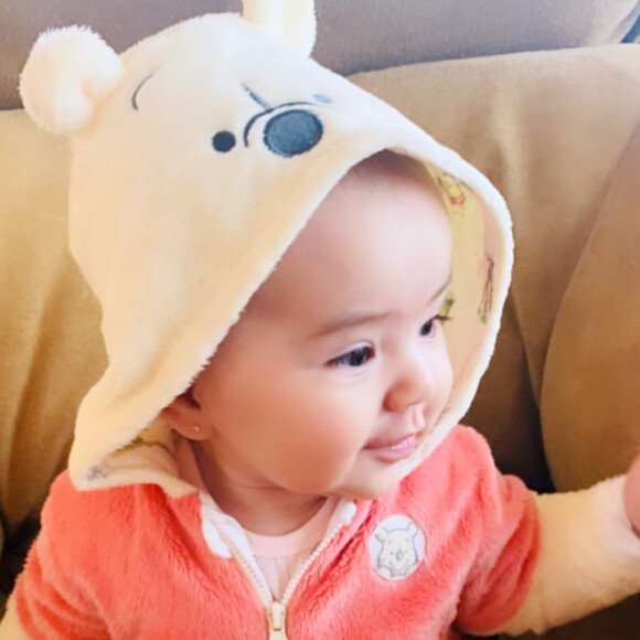 Sabrina Sato elogiou a personalidade da filha, Zoe, de 6 meses: 'É muito risonha. A gente nunca vê ela chorar'