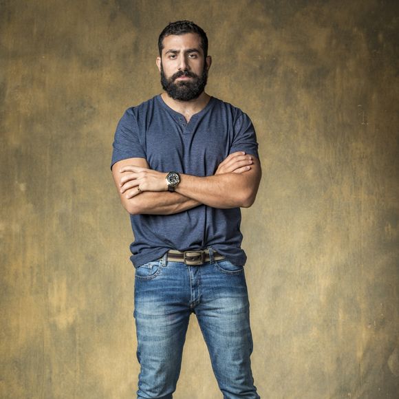  Paul (Carmo Dalla Vecchia) vai estimular Fauze (Kaysar Dadour) a ficar com Santinha (Cristiane Amorim) na novela 'Órfãos da Terra'.