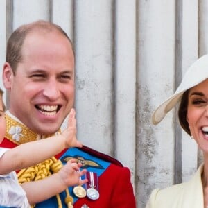 Filho de Kate Middleton e do príncipe William, Louis, de 1 ano, roubou a cena em evento para comemorar os 93 anos da rainha Elizabeth II, sua bisavó