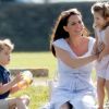 Kate Middleton é mãe presente na criação dos três filhos. Além de George e Charlotte, também tem Louis