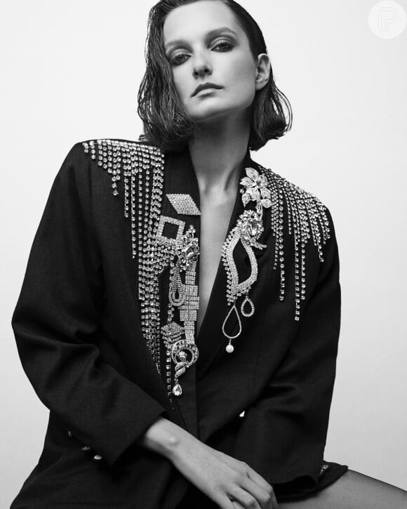 A modelo Jess Pauleto com blazer custmizado com strass