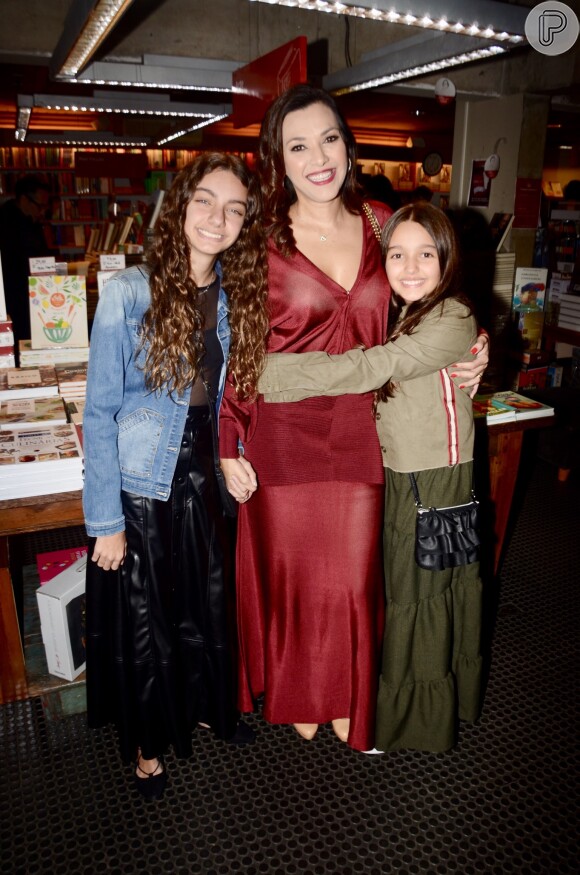 Viúva de Ricardo Boechat, Veruska Seibel Boechat ganhou abraço das filhas, Valentina e Catarina, em lançamento de livro