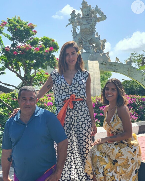 Anitta viajou para Indonésia com Pedro Scooby, o pai, Mauro Machado e a amiga Jéssica de Sá