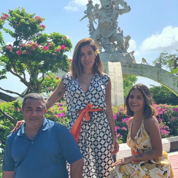 Anitta viajou para Indonésia com Pedro Scooby, o pai, Mauro Machado e a amiga Jéssica de Sá
