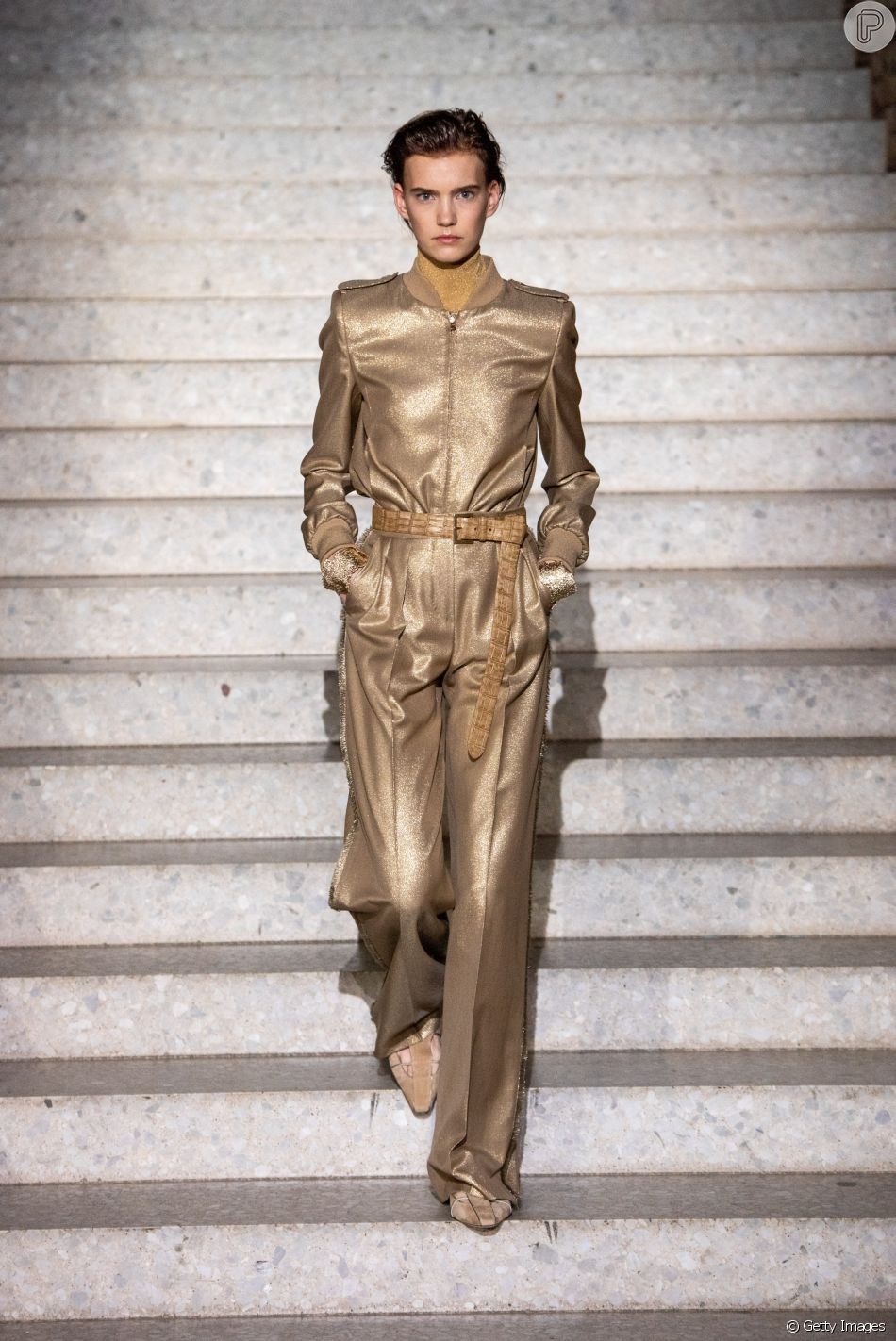 Dourado é tendência neste inverno: o brilho também pode ser elegante, como nesse look da Max Mara