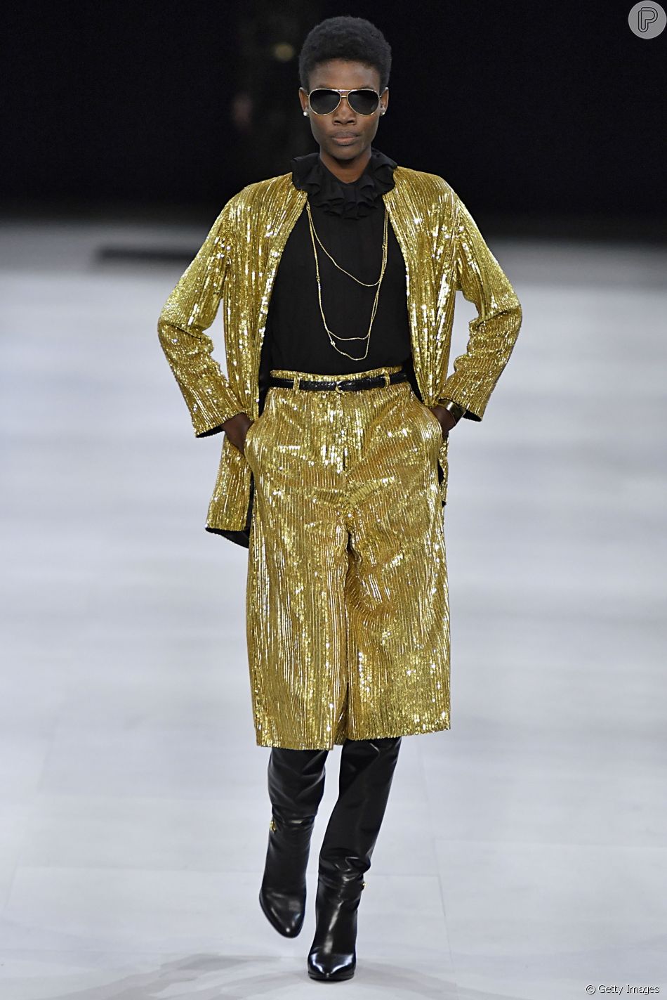 Dourado é tendência neste inverno: o conjunto Celine tem um pé nos anos 70