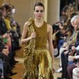 Dourado é tendência neste inverno: ultramoderno o look da Altuzarra mistura tricô com lamê