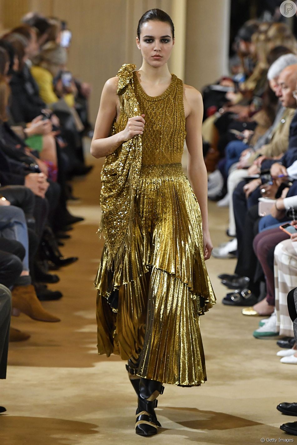 Dourado é tendência neste inverno: ultramoderno o look da Altuzarra mistura tricô com lamê