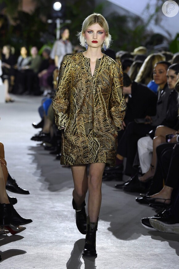 Vestido brocado da Louis Vuitton fica mais despojado com coturno