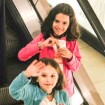 Fofas! Gêmeas de Bianca Rinaldi acenam para paparazzo em passeio com a mãe