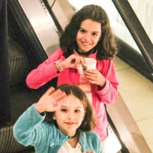 Gêmeas de Bianca Rinaldi acenam para paparazzo em passeio com a mãe