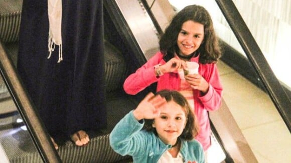 Fofas! Gêmeas de Bianca Rinaldi acenam para paparazzo em passeio com a mãe