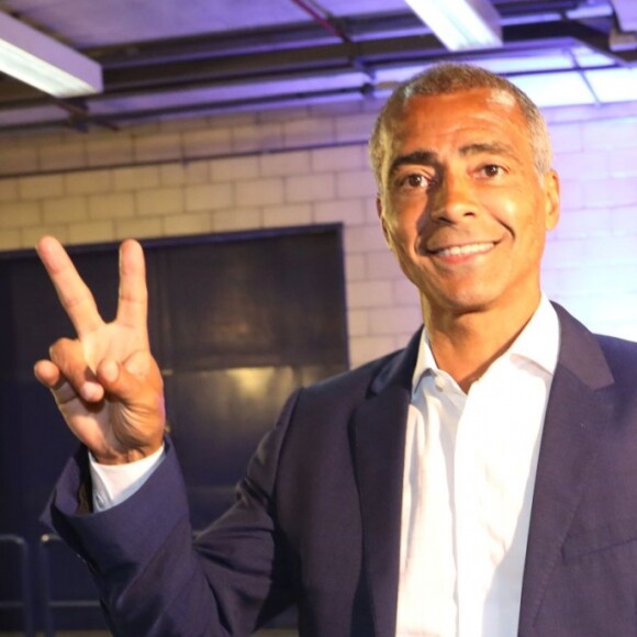 Romário, de 53 anos, está namorando a estudante de Administração Ana Karoline Nazário, de 22, informa a coluna 'Retratos da Vida', do jornal 'Extra', nesta segunda-feira, 17 de junho de 2019