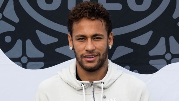 Neymar recebe carinho do filho, Davi Lucca, após acusações: 'Porto seguro'