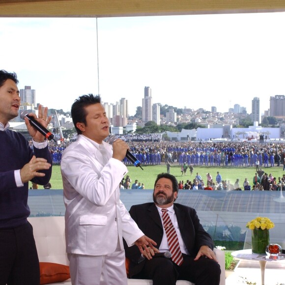 Sandy confundiu o cantor Giovani, que fez parte da dupla Gian e Giovani, com o pai, para a diversão do irmão, Junior, durante o casamento da prima da dupla, Aline Lima.