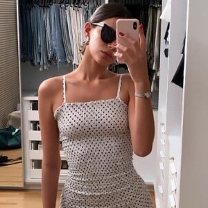 Bruna Marquezine apareceu experimentando um vestido colado ao corpo nesta terça-feira, 18 de junho de 2019