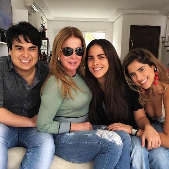 Filho de Wanessa Camargo recebe os pais, Zilu, Zezé di Camargo, Graciele Lacerda e Camilla Camargo nesta terça-feira, dia 18 junho de 2019