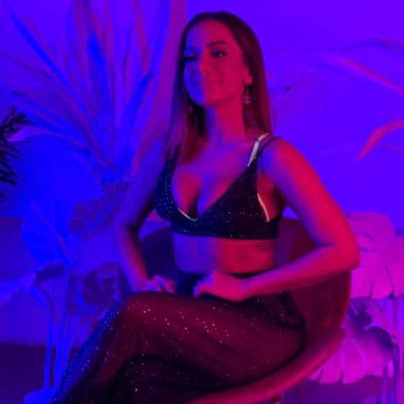 Anitta combinou biquíni Fendi com look transparente
