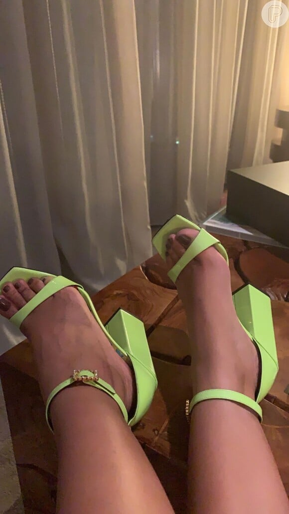 Anitta chamou atenção ao surgir com um salto verde limão Versace