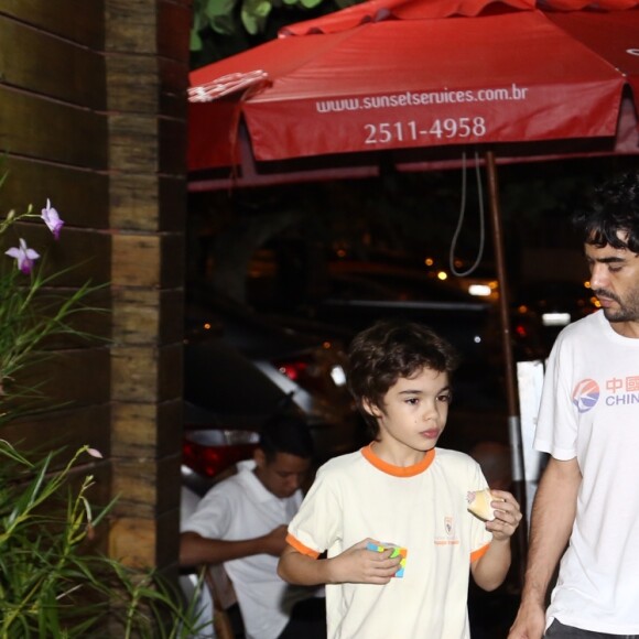 A semelhança entre Caio Blat e o filho, Bento, chamou atenção quando os dois chegaram na festa de aniversário de 6 anos da filha de Bruno Gagliasso e Gio Ewbank, Titi.