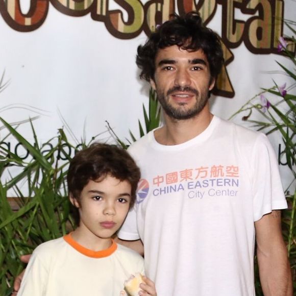 Caio Blat chegou ao lado do filho na festa de aniversário de 6 anos de Titi, filha de Bruno Gagliasso e Giovanna Ewbank, nesta quarta-feira (19).