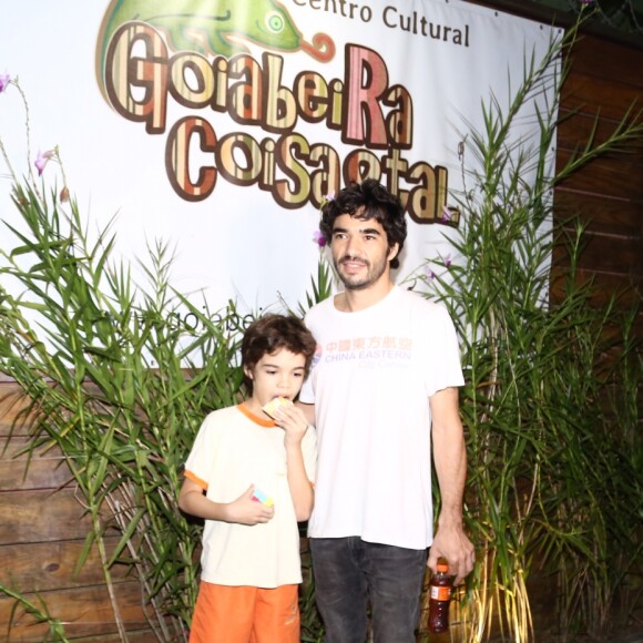 Bento é filho de Caio Blat com Maria Ribeiro e o meni tem nove anos de idade.