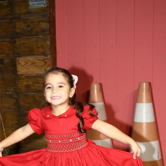 A filha de Deborah Secco e Hugo Moura, Maria Flor, deu show de simpatia na entrada da festa de aniversário da filha de Bruno Gagliasso e Giovanna Ewbank, Titi, e é uma das 100 convidadas da celebração.