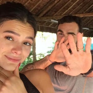 Personal de Bruna Marquezine brincou com a preguiça da atriz, filmando-a jogada no chão