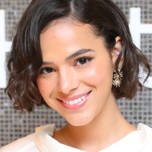 Bruna Marquezine driblou a preguiça no feriado e fez uma série de exercícios após se enfiar dentro de um pneu