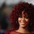 Ao chegar no American Music Awards com os cachos ruivos e bem volumosos, Rihanna fez sucesso e ainda se apresentou em novembro de 2010
