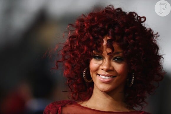 Ao chegar no American Music Awards com os cachos ruivos e bem volumosos, Rihanna fez sucesso e ainda se apresentou em novembro de 2010