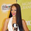 Com o cabelo bem trabalhado na chapinha, Rihanna recebe um prêmio no Billboard Music Awards, em dezembro de 2006
