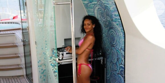 Rihanna compartilha suas férias em Barbados no início do ano com seus fãs nas redes sociais, em fevereiro de 2012