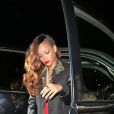 Rihanna alonga as madeixas e adere novamente ao 'sidecut', corte que só se raspa um lado da cabeça, em fevereiro de 2013