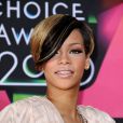 Rihanna apareceu com o cabelo metade loiro e metade preto em março de 2010 no 'Kids Choice Awards'. Linda, não é?