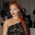 Rihanna apareceu quase como a Rapunzel, mas ainda ruiva, no começo de maio de 2011