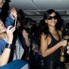 Rihanna distribuiu champanhe para os fãs que estavam com ela no avião. A musa fez sete shows em sete cidades diferentes para divulgar o sétimo CD dela