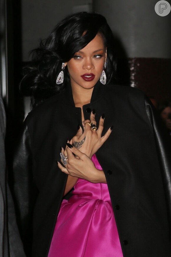Rihanna estreou como estilista em plena Semana de Moda de Londres, no sábado, 16 de fevereiro de 2013