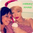 Rihanna faz pose para desejar 'Feliz Natal' aos fãs