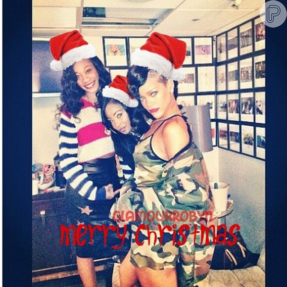 Rihanna faz pose sexy para desejar 'Feliz Natal' aos fãs, em 25 de dezembro de 2012