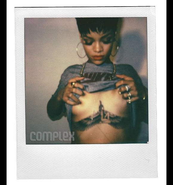 Rihanna posa segurando os seios para a revista 'Complex' em novembro de 2012