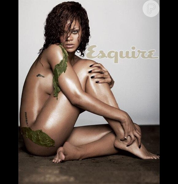 A morena foi capa da revista 'Esquire' de novembro de 2012. Na publicação, Rihanna posou nua e sensualizou seminua numa terra